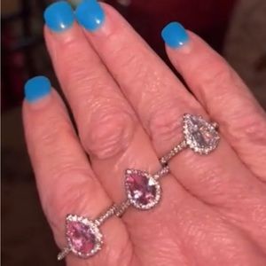 ♥️White or pink pear-shaped Sapphire, center stone surrounded by round sapphires